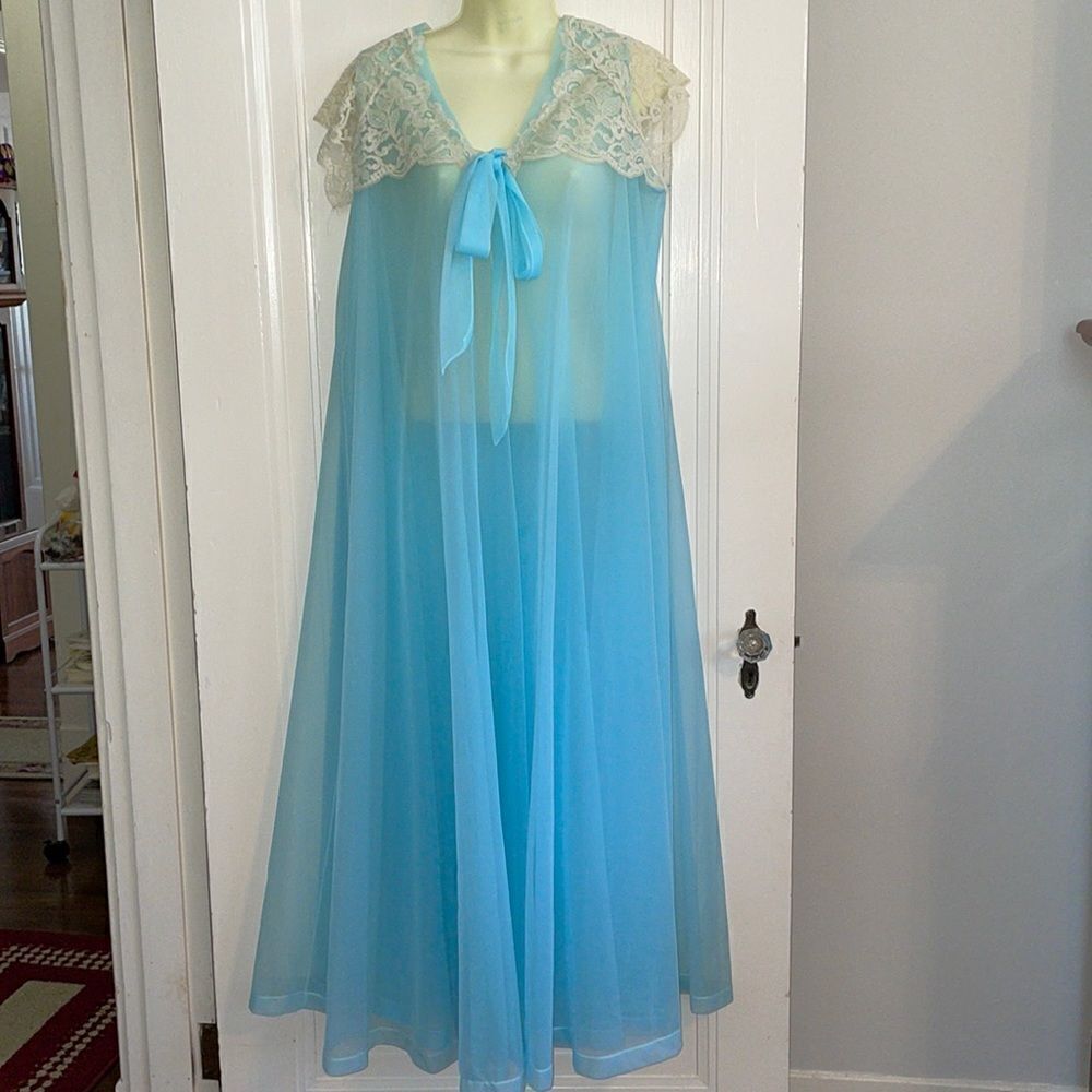 Vtg Henson Kickernick light blue sleeveless double layer nylon robe